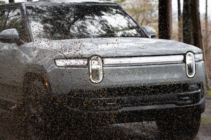 Rivian a perdu 1,46 milliard de dollars au T2 alors qu'elle avance vers un avenir lié à VW