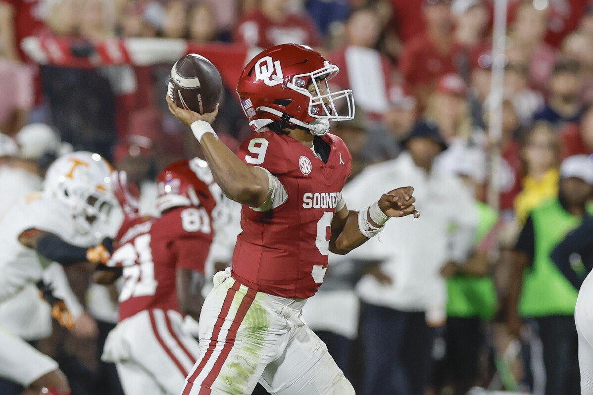 Situation incertaine du quart-arrière d'Oklahoma après les difficultés d'Arnold, Hawkins brille dans la défaite contre Tennessee